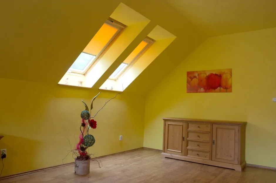 Jak vybrat stínění pro střešní okna: rolety, žaluzie, nebo plisé?