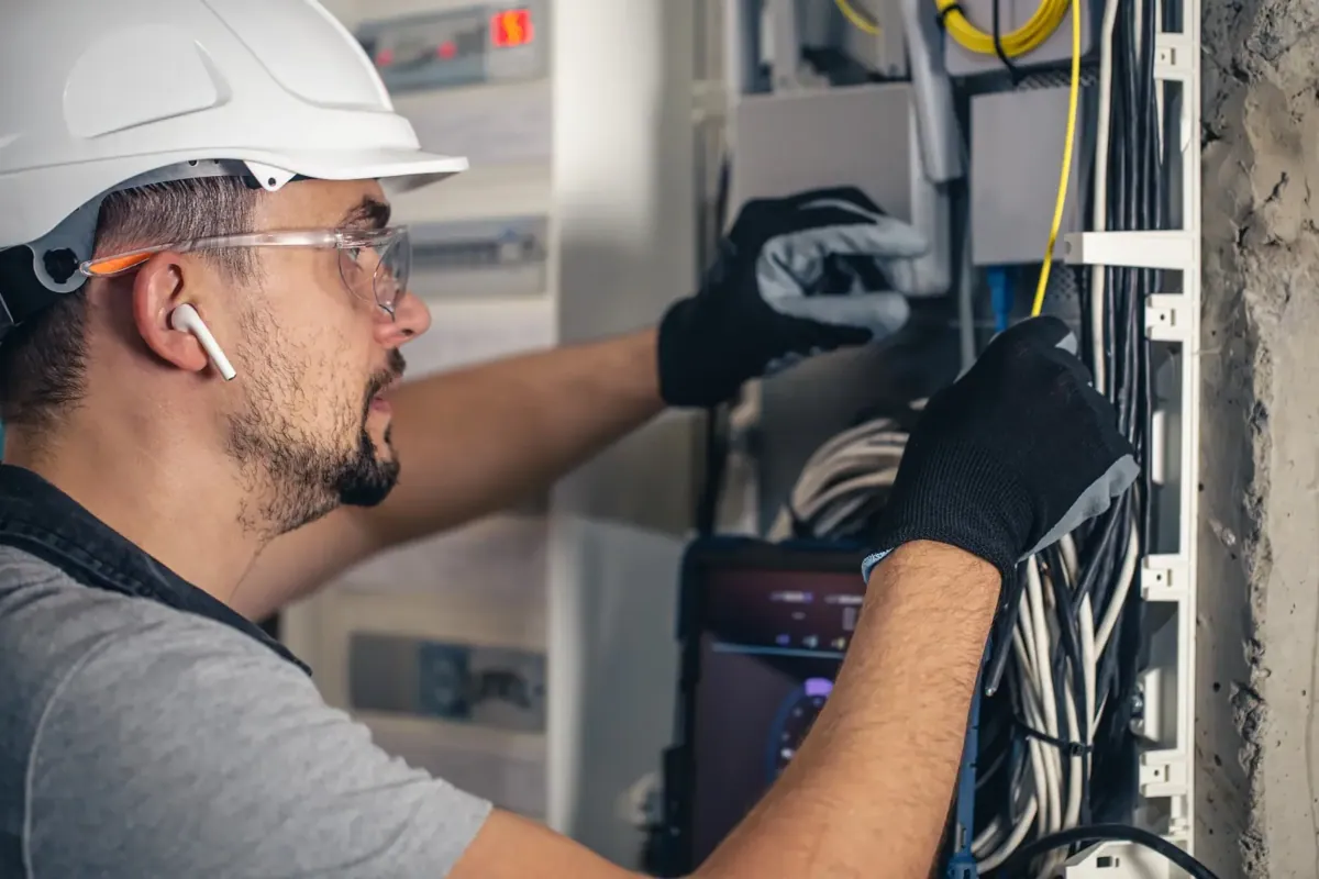 Solární asociace spustila přehled firem, které zajišťují servis střídačů, baterií a optimizérů